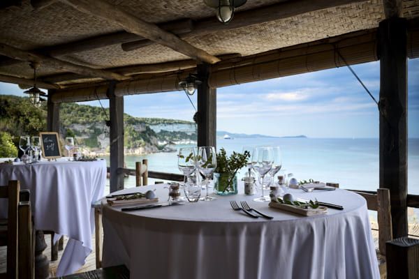 Mariage les pieds dans l'eau au Capu Biancu à Bonifacio