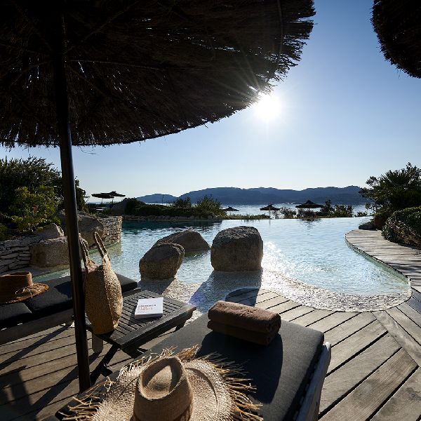 Piscine chauffée à débordement hôtel U Capu Biancu